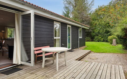 Rikus - 300M from the Sea: Dak, Huis, Deur, Verblijf, Schaduw, Siding, Werf, Landgoed, Backyard
