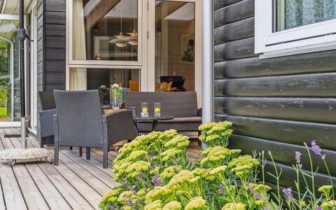 Rikus - 300M from the Sea: Dak, Huis, Deur, Verblijf, Schaduw, Siding, Werf, Landgoed, Backyard