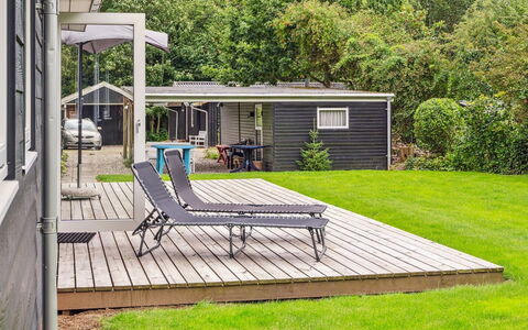 Rikus - 300M from the Sea: Dak, Huis, Deur, Verblijf, Schaduw, Siding, Werf, Landgoed, Backyard