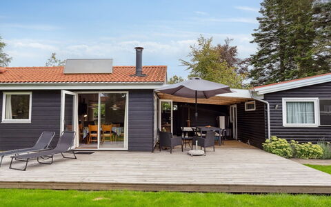 Rikus - 300M from the Sea: Dak, Huis, Deur, Verblijf, Schaduw, Siding, Werf, Landgoed, Backyard