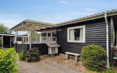 Rikus - 300M from the Sea: Dak, Huis, Deur, Verblijf, Schaduw, Siding, Werf, Landgoed, Backyard