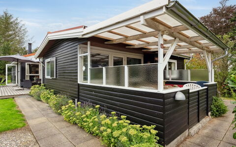 Rikus - 300M from the Sea: Dak, Huis, Deur, Verblijf, Schaduw, Siding, Werf, Landgoed, Backyard
