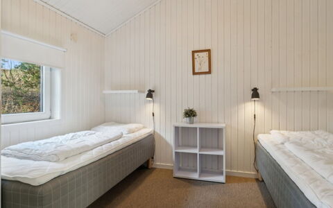 Etel - 600M from the Sea: Hout, Slaapkamer, Verdieping, Plafond, Bed, Interieur Ontwerp, Bedding, Flooring, Laken, Bed Frame
