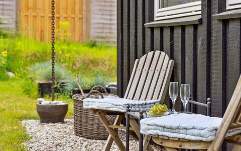 Lenaya - 1Km from the Sea: Hout, Huis, Veranda, Dek, Hardwood, Dak, Beits, Houten Vloer, Eco Hotel
