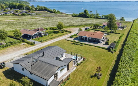 Niska - 200M from the Sea: Dak, Huis, Deur, Verblijf, Schaduw, Siding, Werf, Landgoed, Backyard