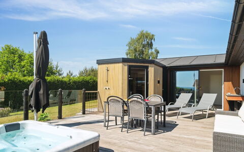 Niska - 200M from the Sea: Dak, Huis, Deur, Verblijf, Schaduw, Siding, Werf, Landgoed, Backyard