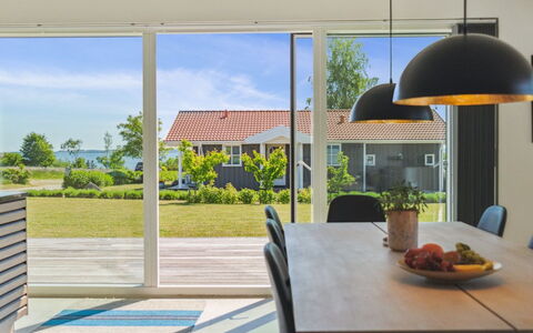 Niska - 200M from the Sea: Dak, Huis, Deur, Verblijf, Schaduw, Siding, Werf, Landgoed, Backyard