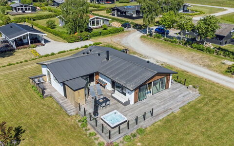 Niska - 200M from the Sea: Dak, Huis, Deur, Verblijf, Schaduw, Siding, Werf, Landgoed, Backyard