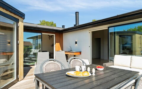 Niska - 200M from the Sea: Dak, Huis, Deur, Verblijf, Schaduw, Siding, Werf, Landgoed, Backyard