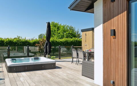 Niska - 200M from the Sea: Dak, Huis, Deur, Verblijf, Schaduw, Siding, Werf, Landgoed, Backyard