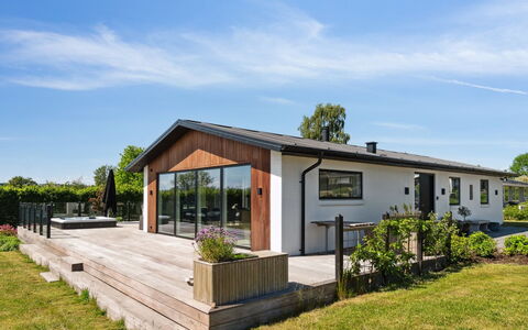 Niska - 200M from the Sea: Dak, Huis, Deur, Verblijf, Schaduw, Siding, Werf, Landgoed, Backyard