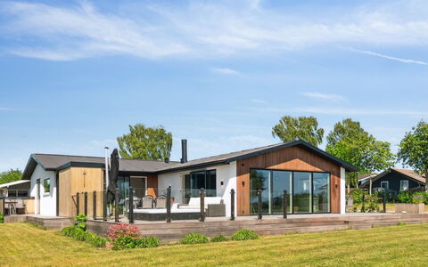 Niska - 200M from the Sea: Dak, Huis, Deur, Verblijf, Schaduw, Siding, Werf, Landgoed, Backyard
