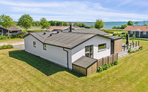 Niska - 200M from the Sea: Dak, Huis, Deur, Verblijf, Schaduw, Siding, Werf, Landgoed, Backyard