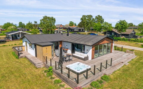 Niska - 200M from the Sea: Dak, Huis, Deur, Verblijf, Schaduw, Siding, Werf, Landgoed, Backyard