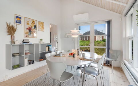 Elspeth - 25M from the Sea: Meubilair, Interieur Ontwerp, Flooring, Plafond, Hout, Verdieping, Stoel, Tafel, Keuken En Eettafel, Eetkamer