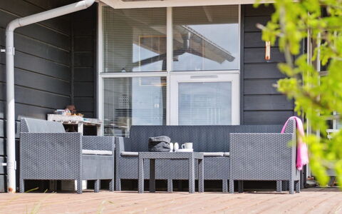 Elspeth - 25M from the Sea: Dak, Huis, Huis, Verblijf, Deur, Siding, Dek, Veranda, Plank, Hardwood