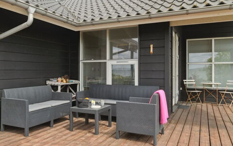 Elspeth - 25M from the Sea: Dak, Huis, Huis, Verblijf, Deur, Siding, Dek, Veranda, Plank, Hardwood