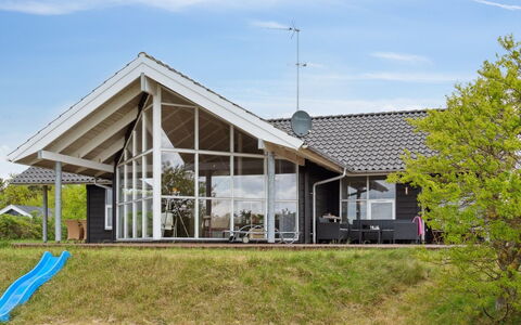 Elspeth - 25M from the Sea: Dak, Huis, Huis, Verblijf, Deur, Siding, Dek, Veranda, Plank, Hardwood