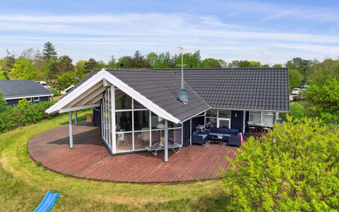 Elspeth - 25M from the Sea: Dak, Huis, Huis, Verblijf, Deur, Siding, Dek, Veranda, Plank, Hardwood