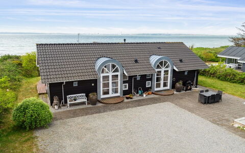 Elspeth - 25M from the Sea: Dak, Huis, Huis, Verblijf, Deur, Siding, Dek, Veranda, Plank, Hardwood