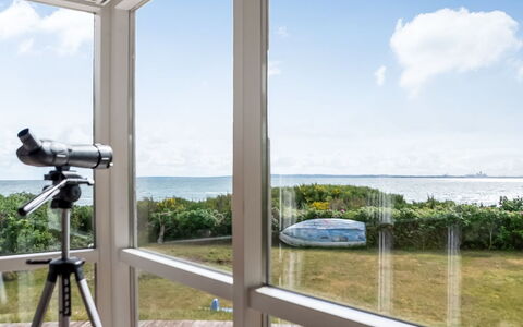 Elspeth - 25M from the Sea: Dak, Huis, Huis, Verblijf, Deur, Siding, Dek, Veranda, Plank, Hardwood