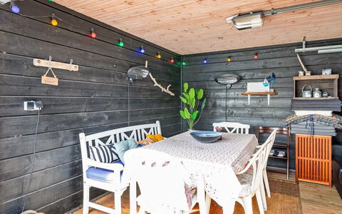 Elspeth - 25M from the Sea: Dak, Huis, Huis, Verblijf, Deur, Siding, Dek, Veranda, Plank, Hardwood