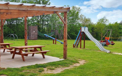 Herta: Hout, Speeltoestel, Openbare Ruimte, Picknicktafel, Speelplaats, Park, Buitentafel, Schaduw, Vrije Tijd, Tuin
