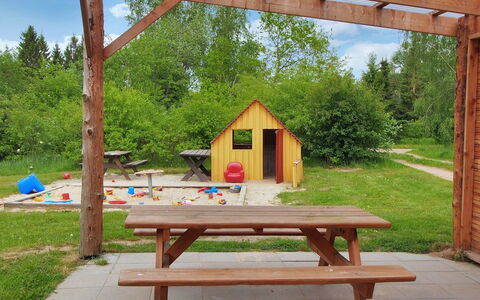 Herta: Hout, Speeltoestel, Tuin, Beits, Backyard, Park, Schaduw, Garden Gebouwen, Picknicktafel, Speelplaats