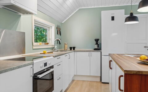 Herta: Flooring, Interieur Ontwerp, Hout, Keuken, Plafond, Countertop, Verdieping, Cabinetry, Meubilair, Toestel Van De Keuken