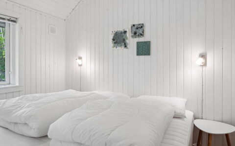 Herta: Slaapkamer, Bed, Wit, Bedding, Laken, Hout, Plafond, Interieur Ontwerp, Linens, Verlichting