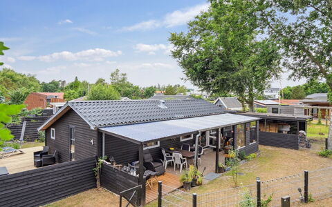 Tjarven - 300M from the Sea: Dak, Huis, Land Lot, Huis, Verblijf, Landgoed, Garden Gebouwen, Schaduw, Blokhut, Landscaping