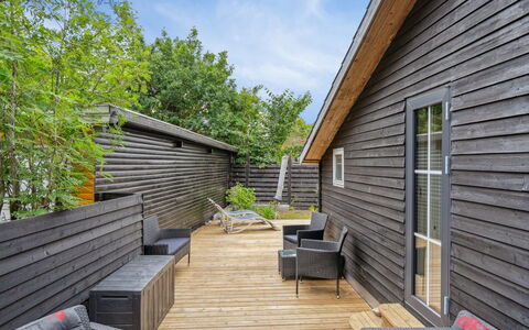 Tjarven - 300M from the Sea: Dak, Huis, Land Lot, Huis, Verblijf, Landgoed, Garden Gebouwen, Schaduw, Blokhut, Landscaping
