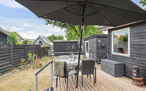 Tjarven - 300M from the Sea: Dak, Huis, Land Lot, Huis, Verblijf, Landgoed, Garden Gebouwen, Schaduw, Blokhut, Landscaping