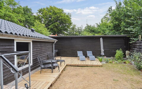 Tjarven - 300M from the Sea: Dak, Huis, Land Lot, Huis, Verblijf, Landgoed, Garden Gebouwen, Schaduw, Blokhut, Landscaping