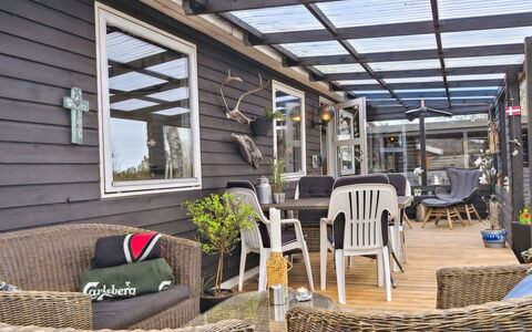 Tjarven - 300M from the Sea: Dak, Huis, Land Lot, Huis, Verblijf, Landgoed, Garden Gebouwen, Schaduw, Blokhut, Landscaping