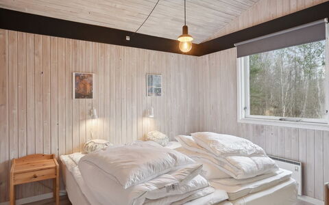 Borka - 1.2Km from the Sea: Slaapkamer, Hout, Plafond, Bed, Interieur Ontwerp, Laken, Bedding, Huis, Verlichting, Meubilair