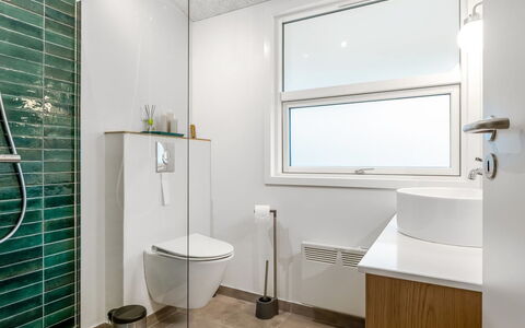 Borka - 1.2Km from the Sea: Badkamer, Interieur Ontwerp, Flooring, Muur, Loodgieterswerkinrichting, Verdieping, Toilet, Plafond, Loodgieter, Glas