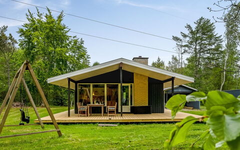 Borka - 1.2Km from the Sea: Hout, Huis, Dak, Verblijf, Veranda, Schaduw, Garden Gebouwen, Boerderij, Siding, Gazon