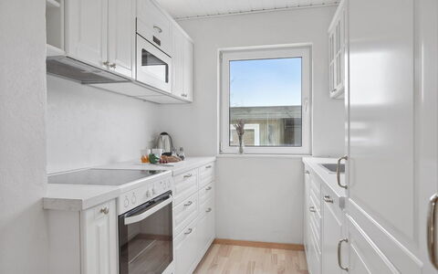 Marjon - 450M from the Sea: Dak, Huis, Deur, Verblijf, Schaduw, Siding, Werf, Landgoed, Backyard