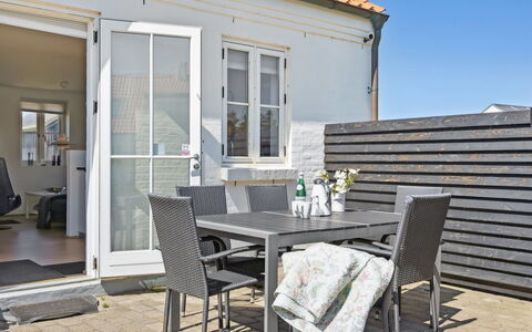 Kanutte - 200M from the Sea: Meubilair, Interieur Ontwerp, Stoel, Flooring, Tafel, Toevlucht, Verdieping, Plafond, Kamer, Eco Hotel