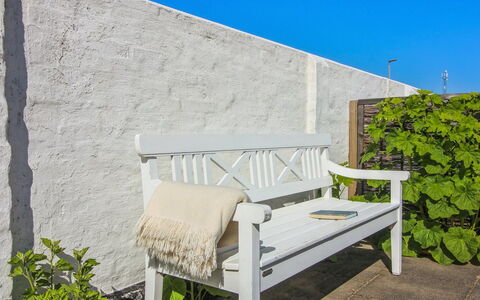 Blome - 350M from the Sea: Hout, Huis, Veranda, Dek, Hardwood, Dak, Beits, Houten Vloer, Eco Hotel