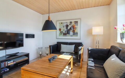 Alessandra - 500M from the Sea: Meubilair, Interieur Ontwerp, Flooring, Bankstel, Verdieping, Hout, Plafond, Woonkamer, Kamer, Tafel