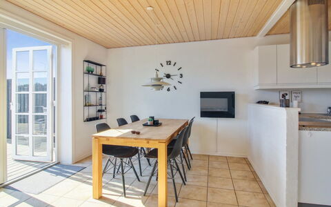 Alessandra - 500M from the Sea: Meubilair, Flooring, Interieur Ontwerp, Verdieping, Hout, Plafond, Tafel, Houten Vloer, Stoel, Keuken En Eettafel