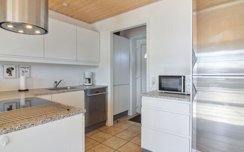 Alessandra - 500M from the Sea: Keuken, Countertop, Interieur Ontwerp, Flooring, Toestel Van De Keuken, Verdieping, Cabinetry, Meubilair, Major Appliance, Hout