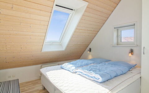 Alessandra - 500M from the Sea: Hout, Flooring, Verdieping, Interieur Ontwerp, Plafond, Slaapkamer, Huis, Bed, Meubilair, Kamer