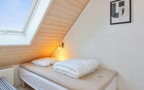 Alessandra - 500M from the Sea: Bed, Slaapkamer, Hout, Verdieping, Flooring, Interieur Ontwerp, Plafond, Laken, Bedding, Bed Frame