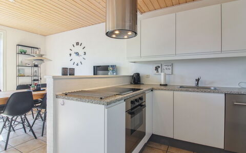 Alessandra - 500M from the Sea: Countertop, Keuken, Interieur Ontwerp, Meubilair, Flooring, Toestel Van De Keuken, Cabinetry, Verdieping, Hout, Major Appliance