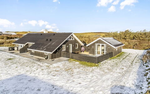 Iida - 100M from the Sea: Blauw, Struik, Verblijf, Groundcover, Tuin, Landgoed, Schaduw, Landscaping, Boerderij, Eco Hotel