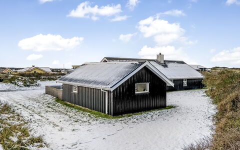 Iida - 100M from the Sea: Blauw, Struik, Verblijf, Groundcover, Tuin, Landgoed, Schaduw, Landscaping, Boerderij, Eco Hotel