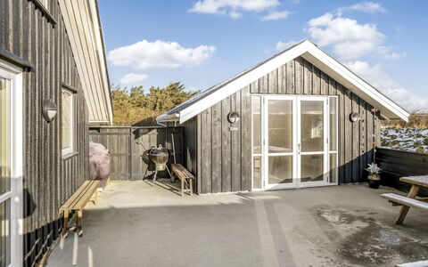 Iida - 100M from the Sea: Blauw, Struik, Verblijf, Groundcover, Tuin, Landgoed, Schaduw, Landscaping, Boerderij, Eco Hotel